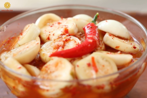 Món ăn này nổi bật với sự kết hợp giữa vị cay của tương ớt, vị mặn của muối, và vị chua nhẹ của cà pháo muối