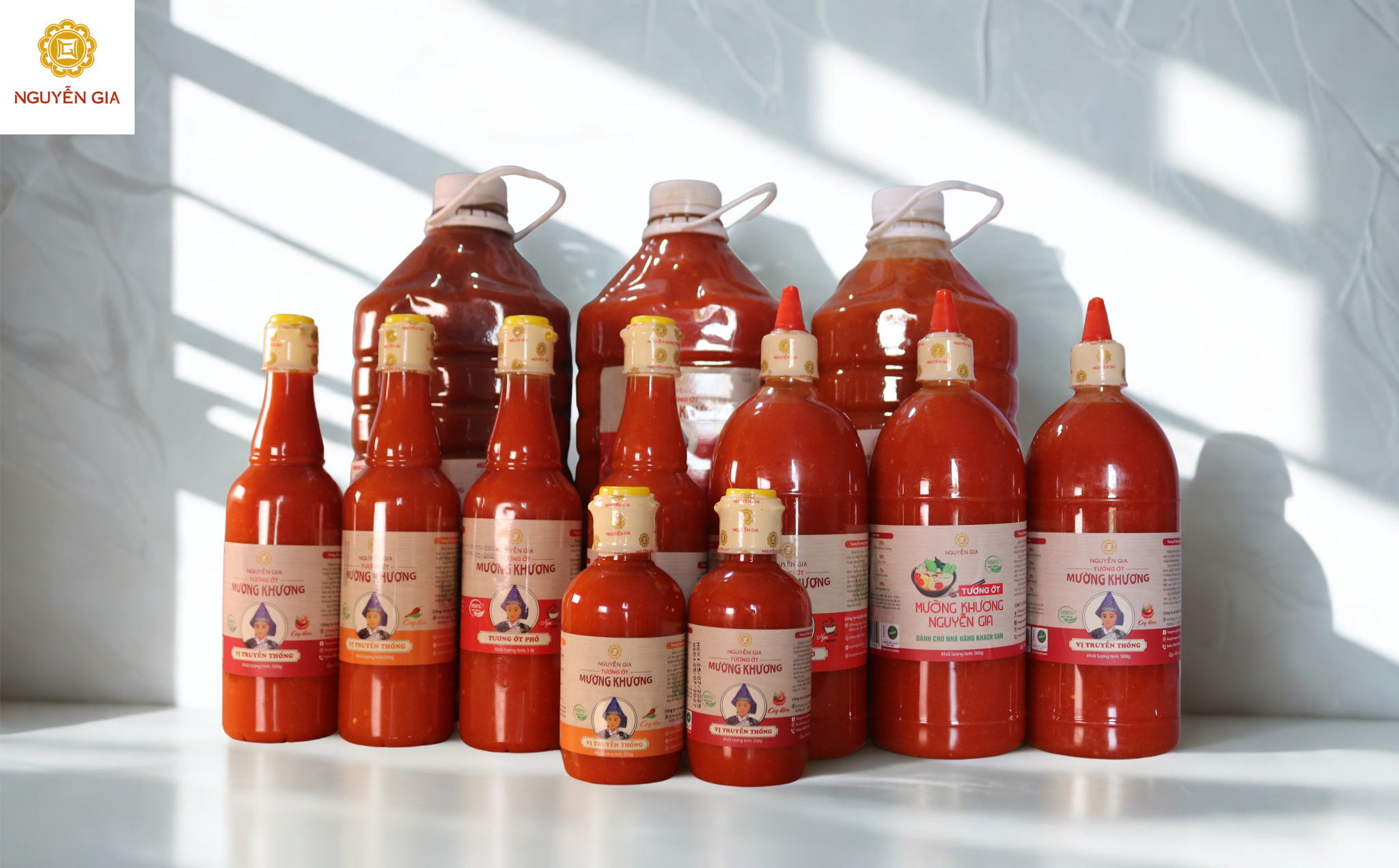 Các dung tích của tương ớt Mường Khương Nguyễn Gia tương đối đa dạng như 250 ml, 500ml, 1l, 5l. Nhờ đó, khách hàng lựa chọn theo nhu cầu tiêu dùng của mình