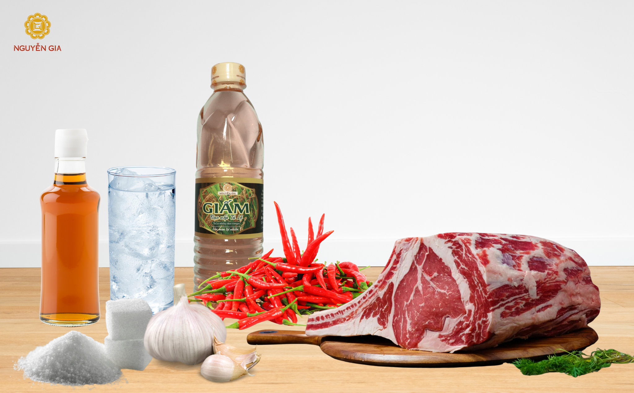 Bắp bò ngâm mắm tỏi ớt là một món ăn đầy hấp dẫn, đặc trưng với sự kết hợp hoàn hảo giữa thịt bò mềm ngọt, mắm đậm đà, cùng vị cay nồng của tỏi và ớt