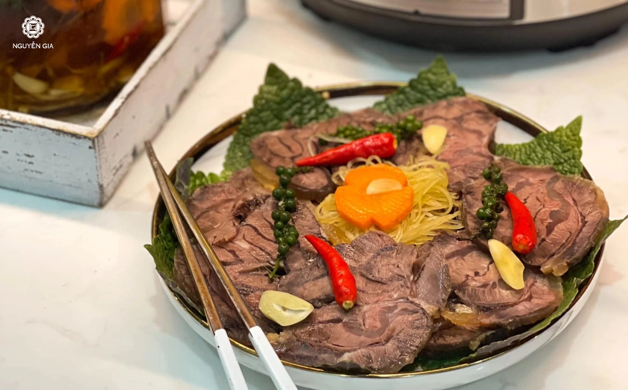 Nếm thử mắm trước khi ăn để điều chỉnh gia vị nếu cần thiết