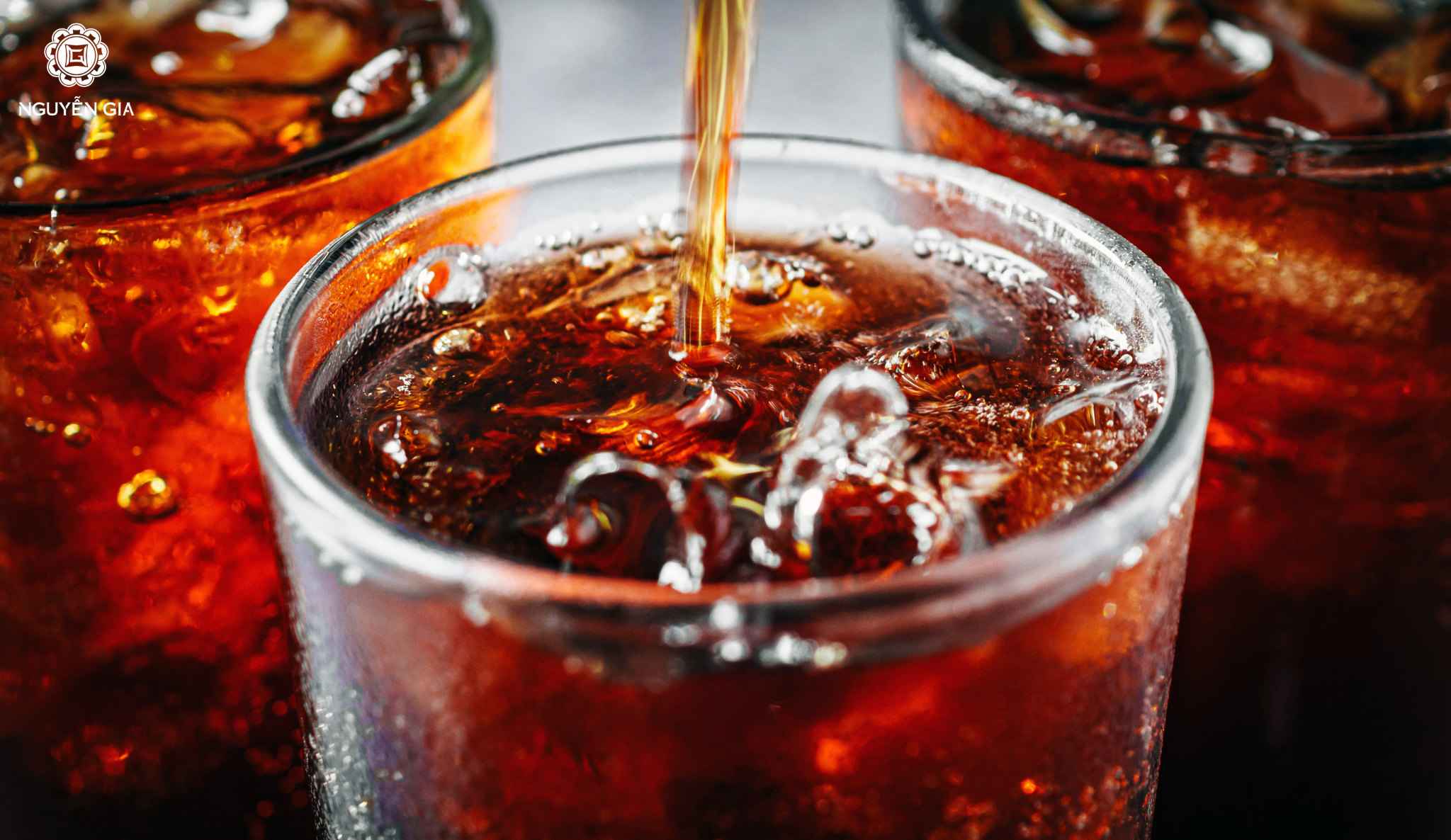 Không nên uống đồ uống có ga và nước ngọt công nghiệp vì chúng chứa nhiều đường bổ sung, ít dinh dưỡng