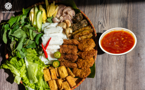 Không chỉ ngon miệng, sự kết hợp giữa đậu phụ, bún gạo, rau sống và vị cay của ớt còn mang tới nhiều điểm thú vị về dinh dưỡng