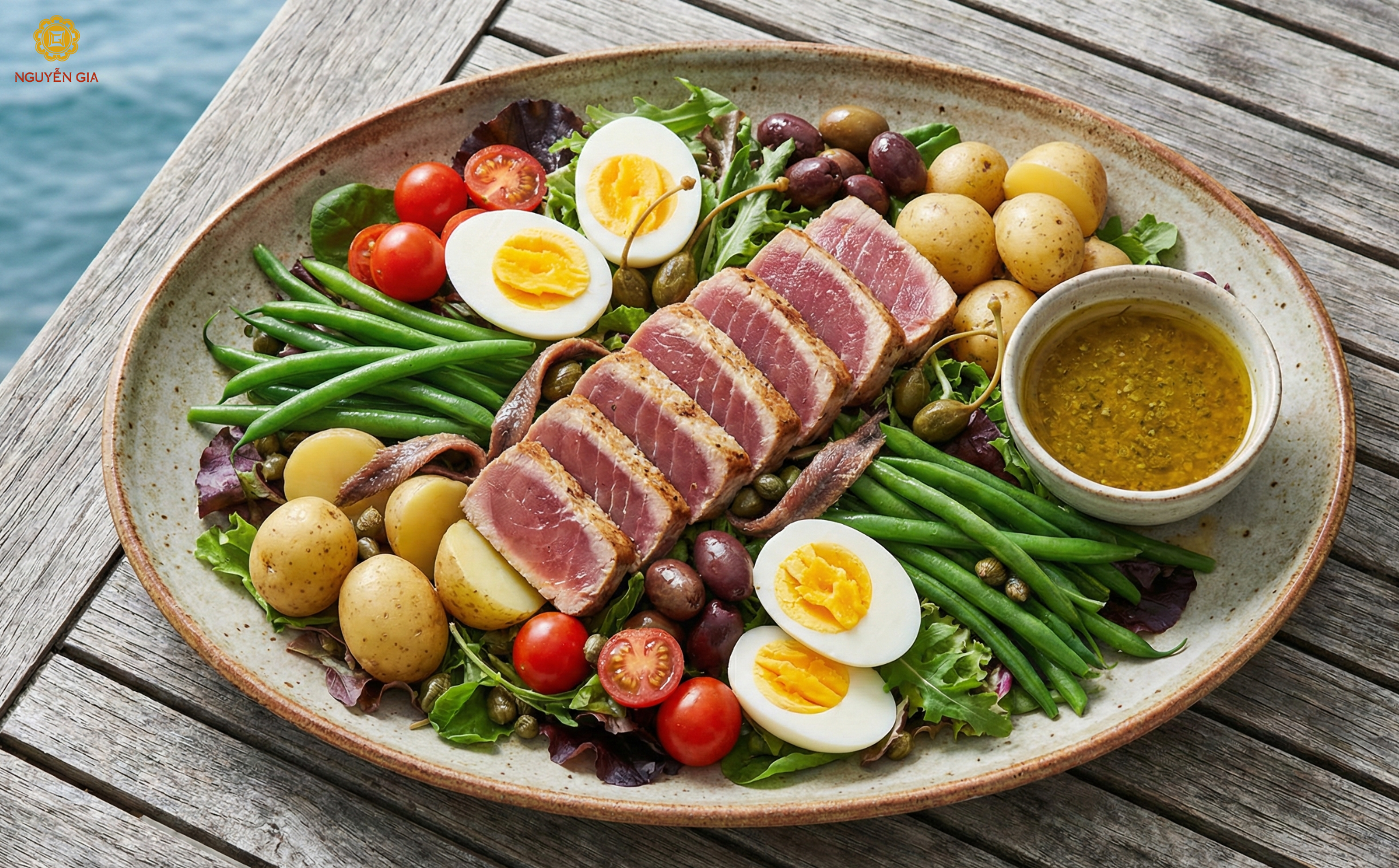 Nó có sự kết hợp giữa các nguyên liệu tươi và các hương vị đậm đà từ cá ngừ và oliu