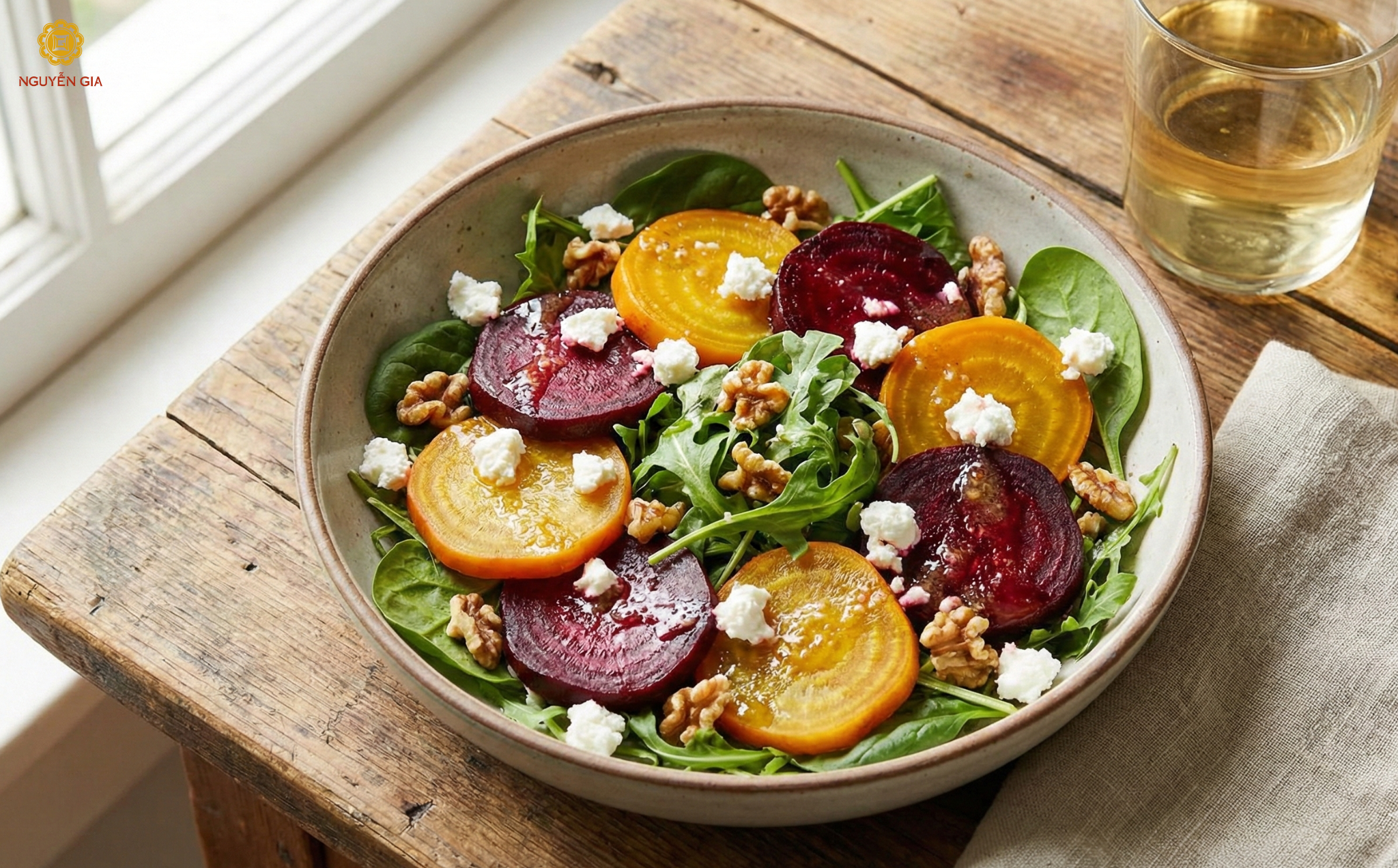 Củ cải đỏ nướng hoặc luộc tạo ra một màu sắc rực rỡ và vị ngọt tự nhiên