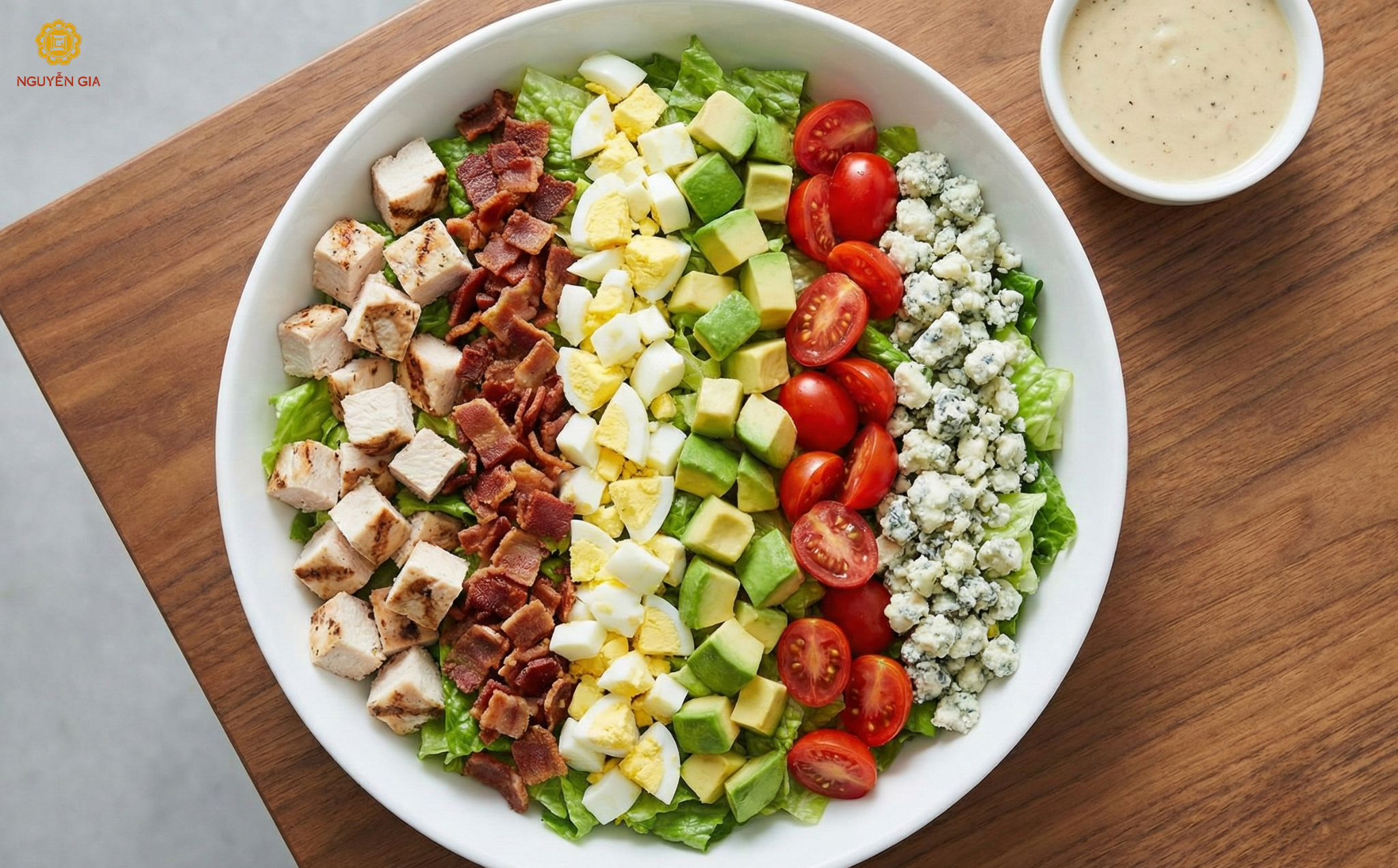 Có sự kết hợp đầy đủ các thành phần giàu đạm như thịt gà, trứng và phô mai