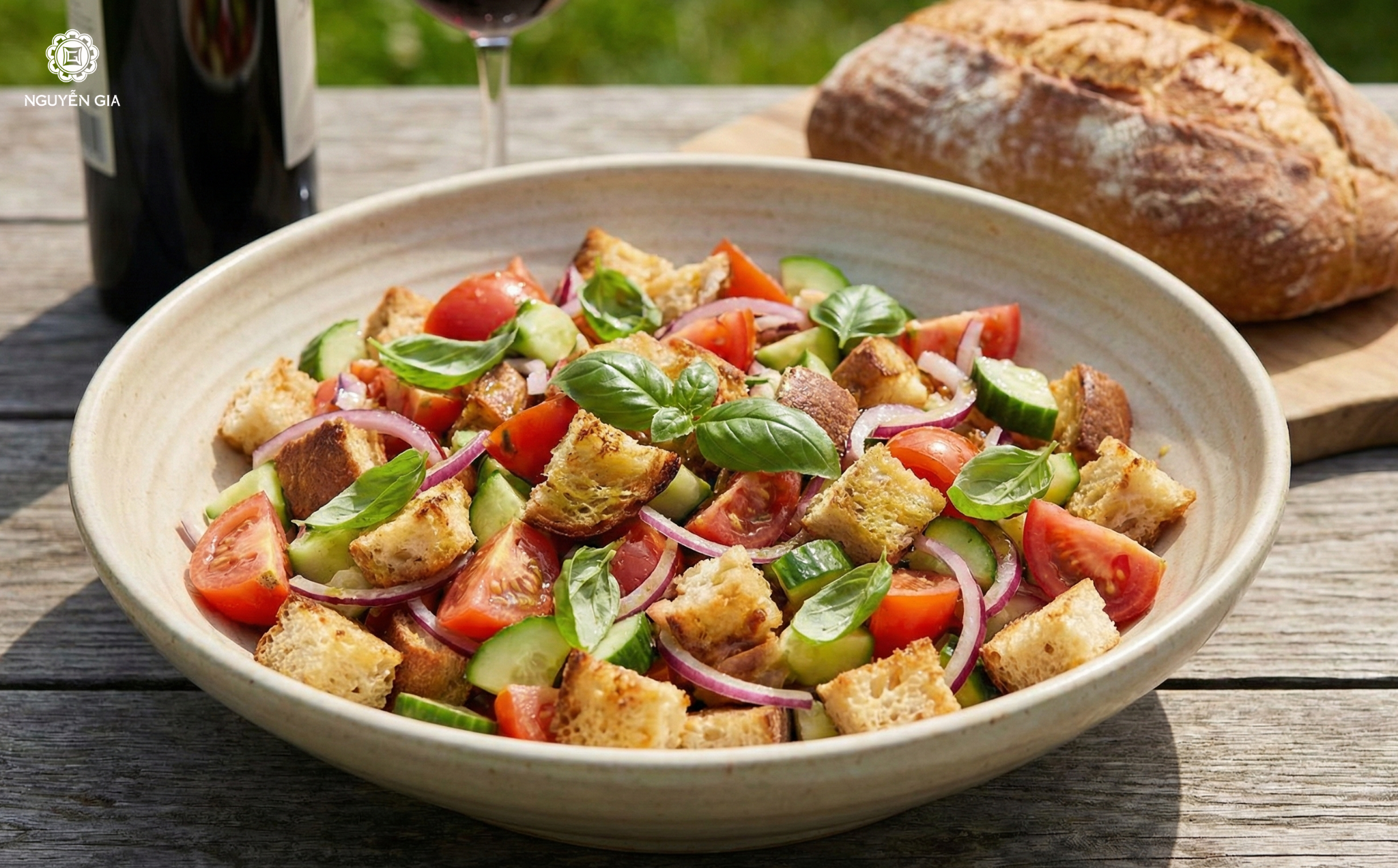 Salad này chủ yếu làm từ bánh mì cũ đã ngâm nước hoặc dầu olive