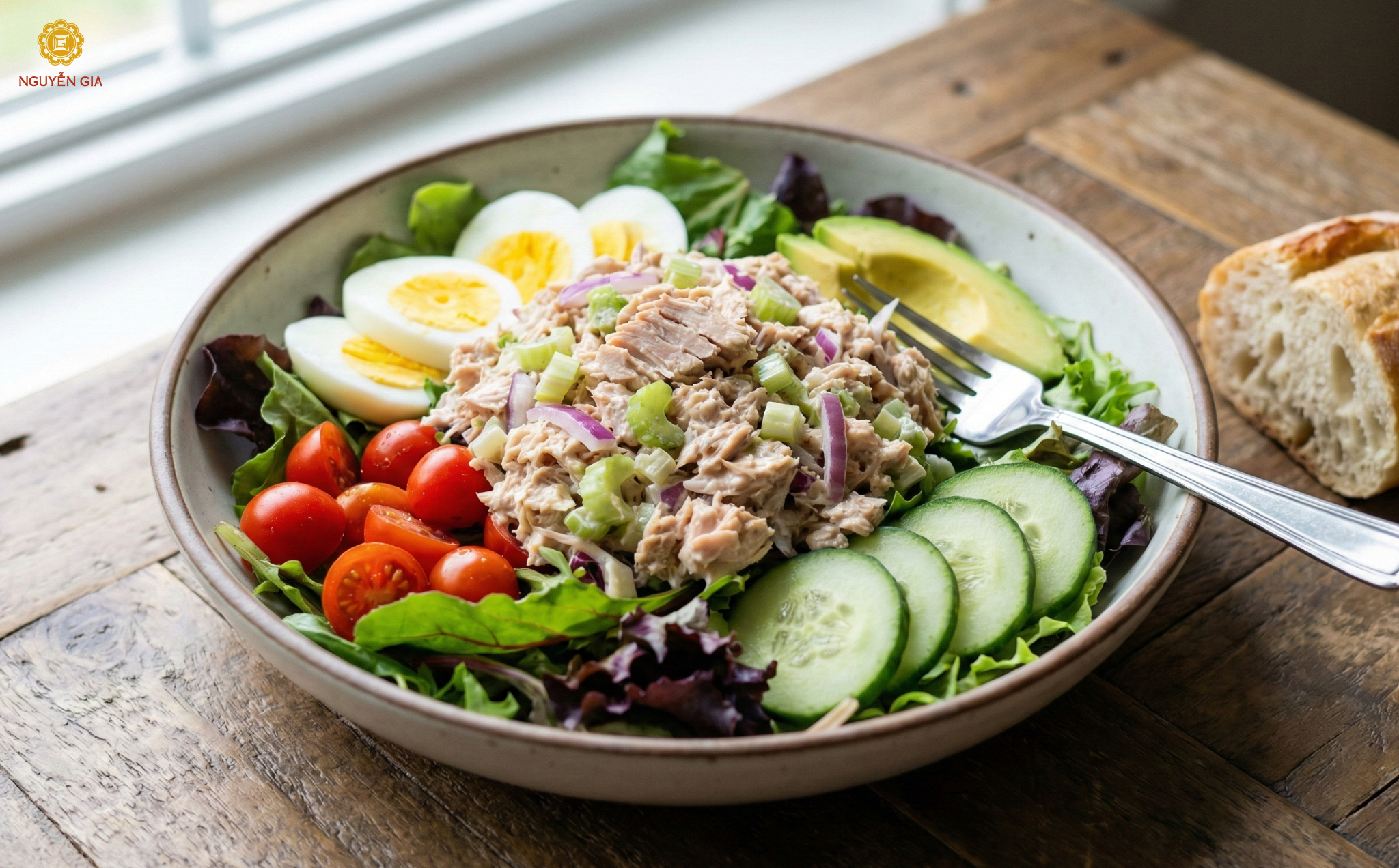 Món salad có vị béo ngậy từ mayonnaise kết hợp với cá ngừ và các rau củ giòn giòn