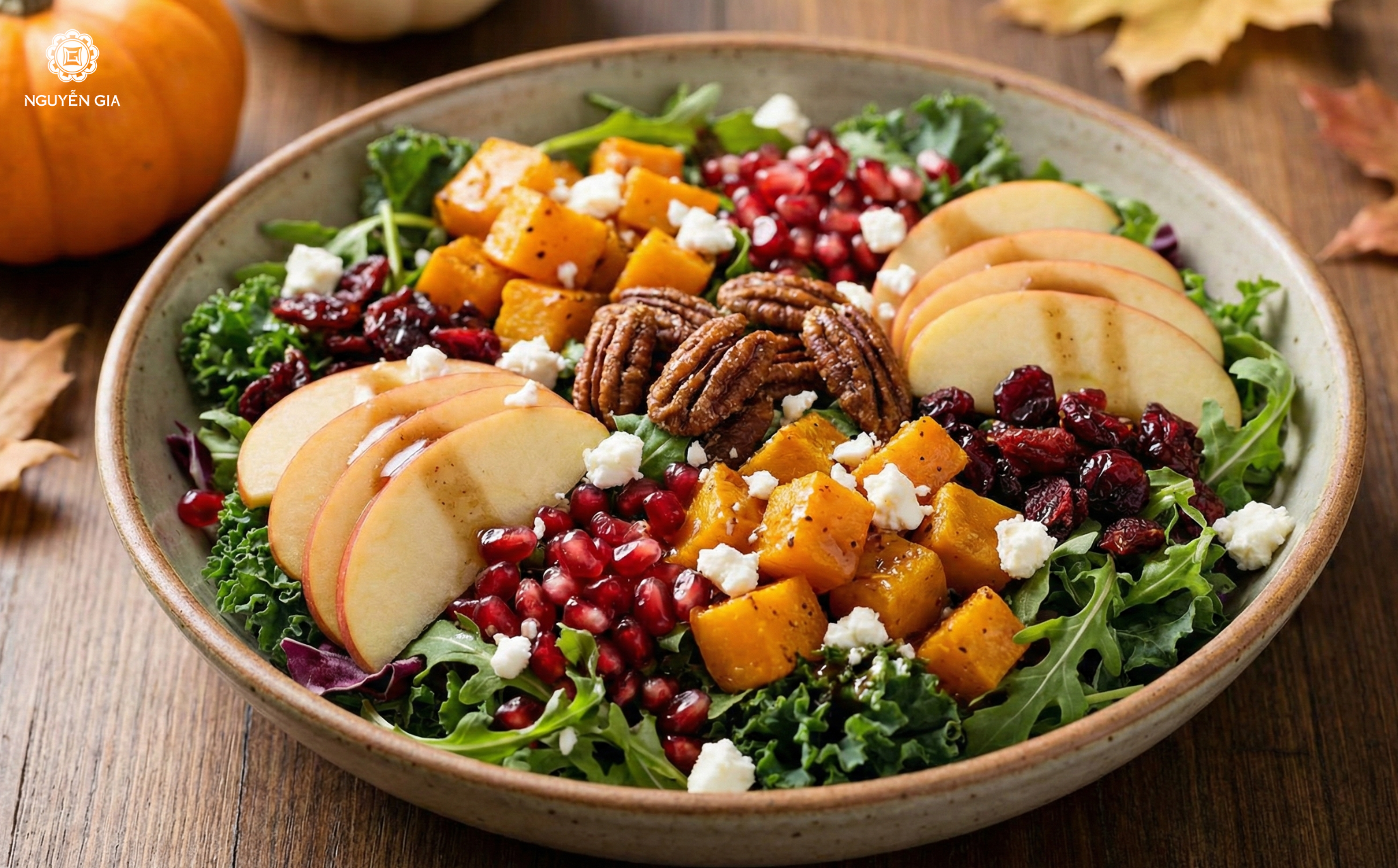 Có sự kết hợp giữa khoai lang ngọt, hạt dẻ bùi, quả hồ đào giòn và các nguyên liệu rau củ mùa thu