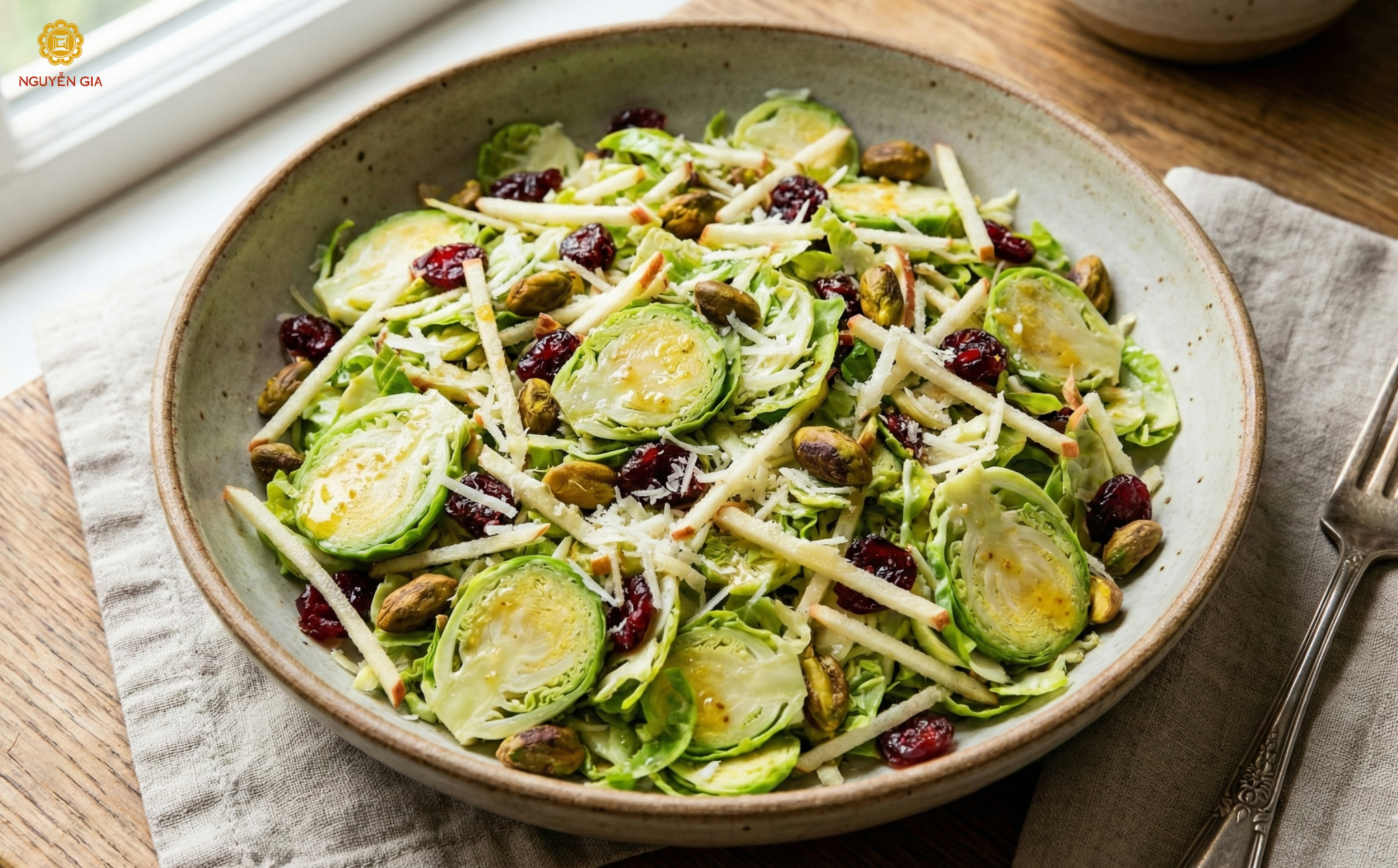 Món salad này có sự kết hợp thú vị giữa vị đắng của mầm Brussels và vị béo ngậy của phô mai Parmesan