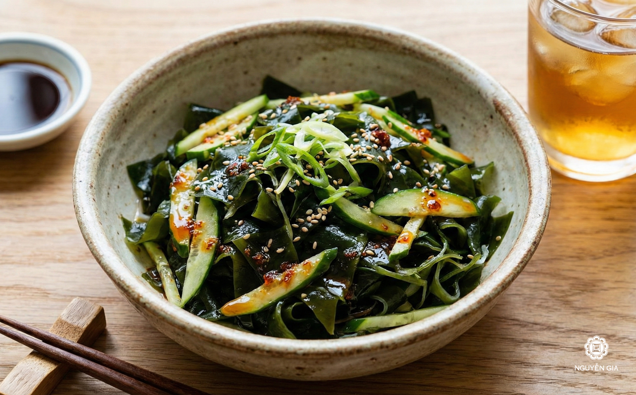 Salad rong biển lạnh được làm từ rong biển tươi và các loại gia vị nhẹ nhàng