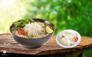 Tỏi ớt ngâm giấm không chỉ là món ăn kèm phổ biến mà còn được xem là một gia vị không thể thiếu khi ăn phở