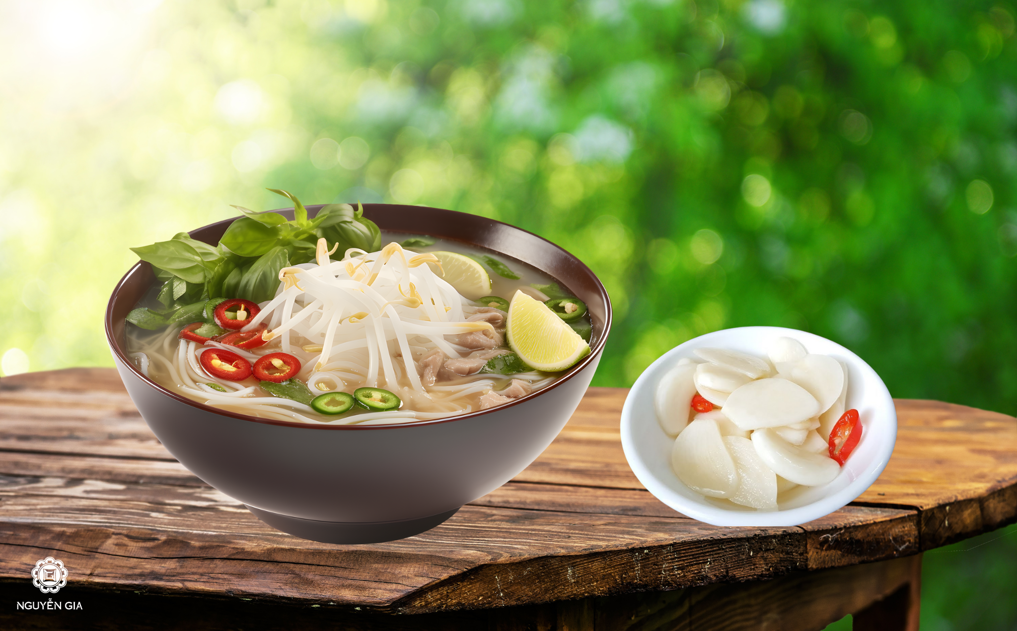 Tỏi ớt ngâm giấm không chỉ là món ăn kèm phổ biến mà còn được xem là một gia vị không thể thiếu khi ăn phở