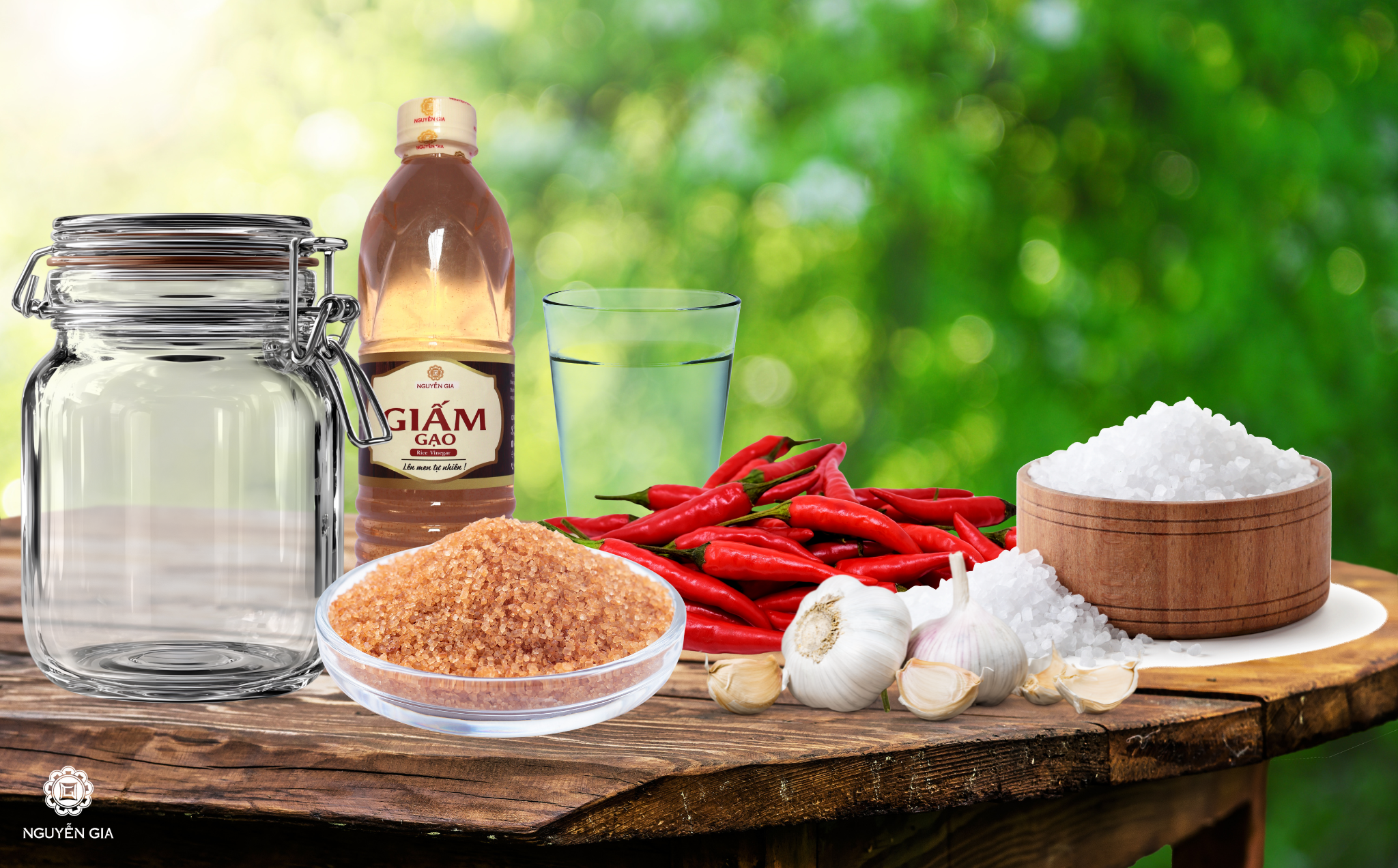 Chọn tỏi già, củ chắc, vỏ ngoài khô ráo để giúp tỏi sau khi ngâm giữ được màu trắng và độ giòn