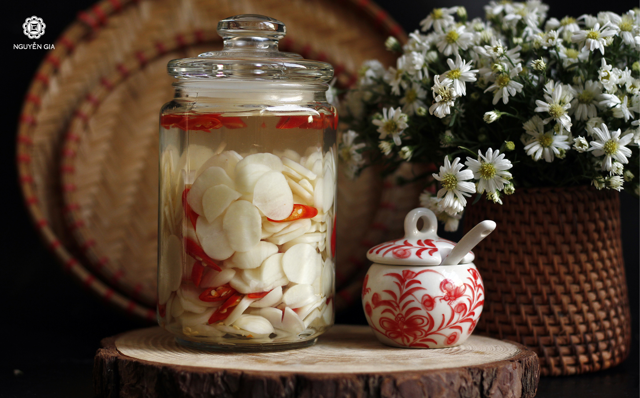 Món tỏi ớt ngâm giấm sau khi hoàn thành sẽ có tép tỏi trắng trong, hơi ngả màu ngà