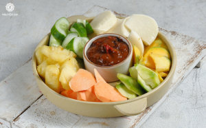 Nước chấm phù hợp sẽ tạo thêm độ chua ngọt hấp dẫn cho từng miếng xoài