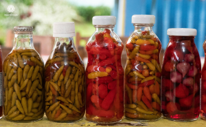 Ớt ngâm có thể bảo quản trong 2-3 tháng khi được để nơi thoáng mát và hạn chế ánh sáng trực tiếp