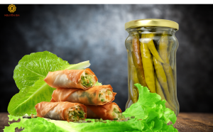 Ớt ngâm nguyên quả ăn với chả giò , món nướng,... sẽ tăng hương vị và giải ngán hiệu quả