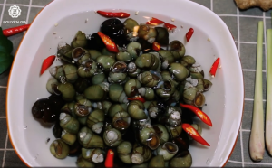 Ngâm ốc với ớt là một phương pháp đơn giản nhưng cực kỳ hiệu quả để làm sạch ốc