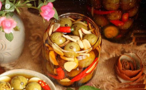 Sấu ngâm mắm ớt là món ăn kèm nổi bật trong những ngày hè oi ả