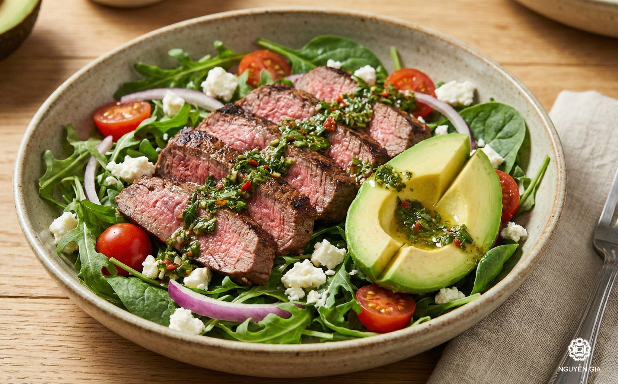 Salad bơ và thịt bò là một món ăn đầy đủ chất đạm và chất béo lành mạnh