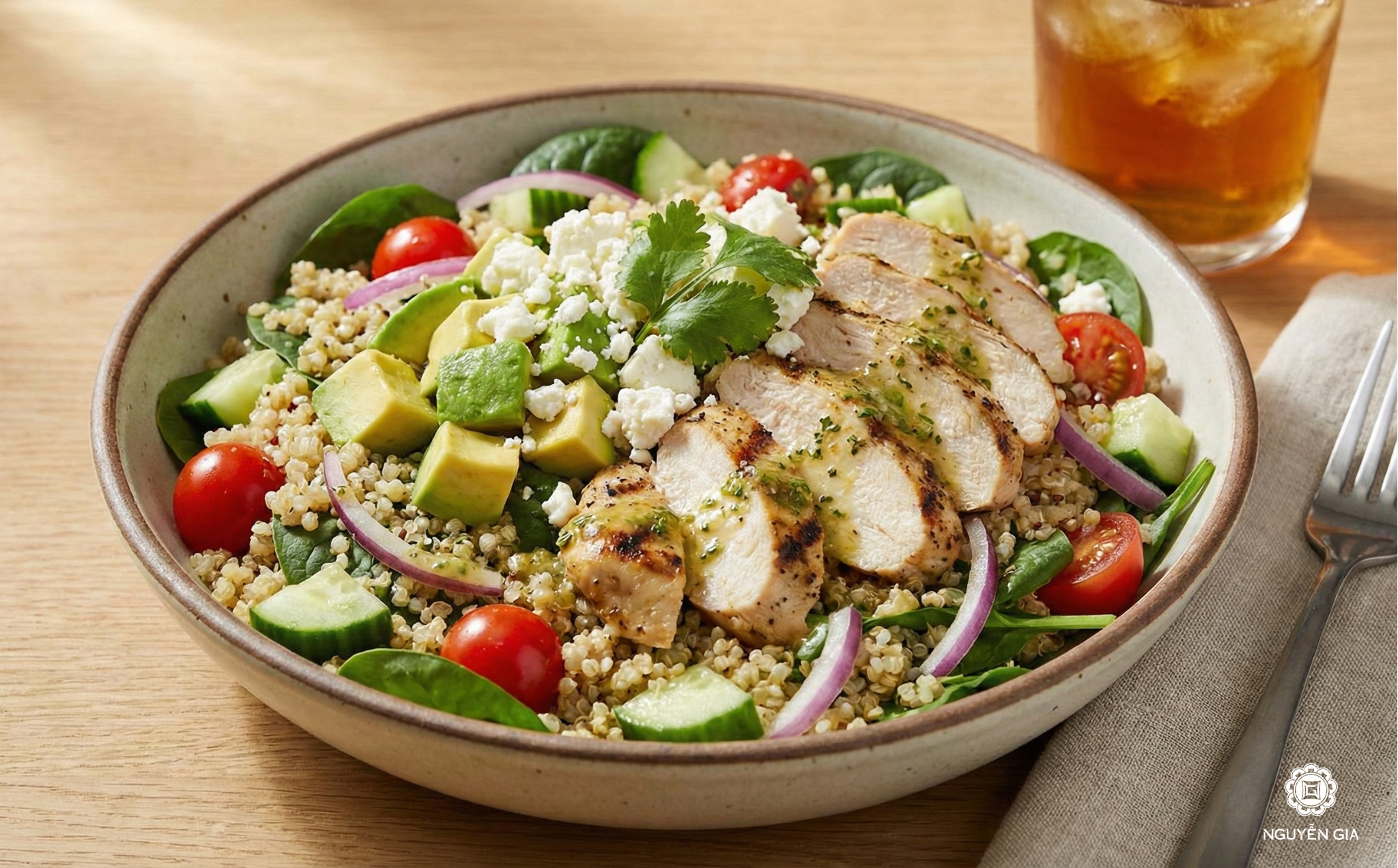 Salad bơ, gà và quinoa là món ăn đầy đủ dinh dưỡng, kết hợp giữa protein từ gà và quinoa