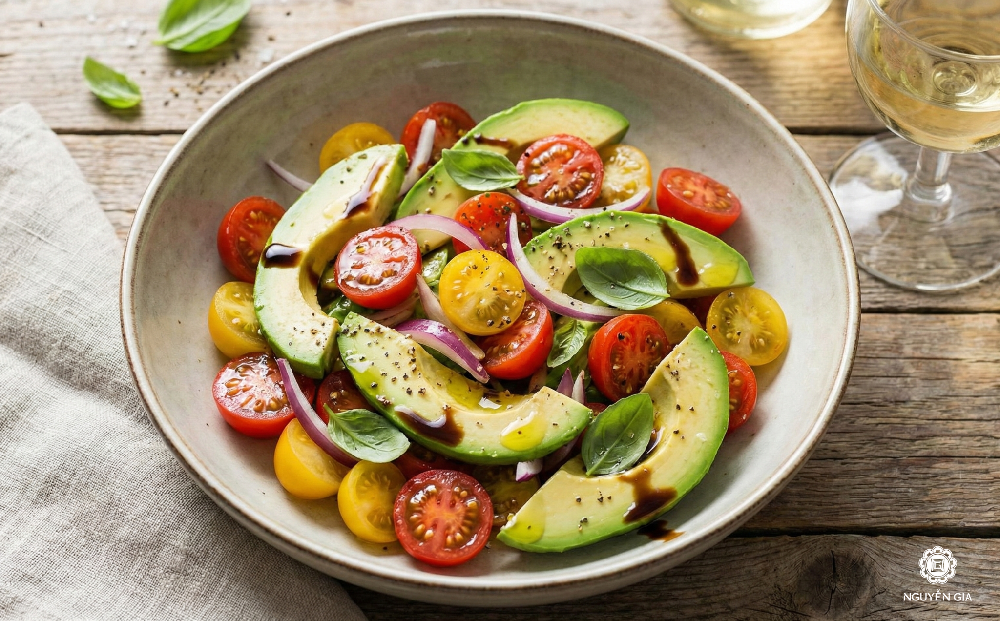 Salad bơ và cà chua là món ăn đơn giản nhưng rất bổ dưỡng