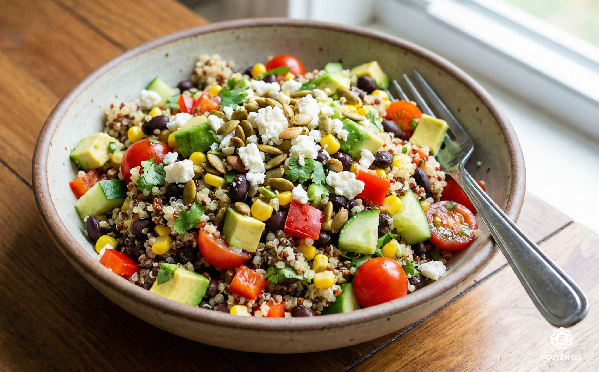 Salad trộn quinoa và đậu là món ăn giàu chất xơ và protein thực vật
