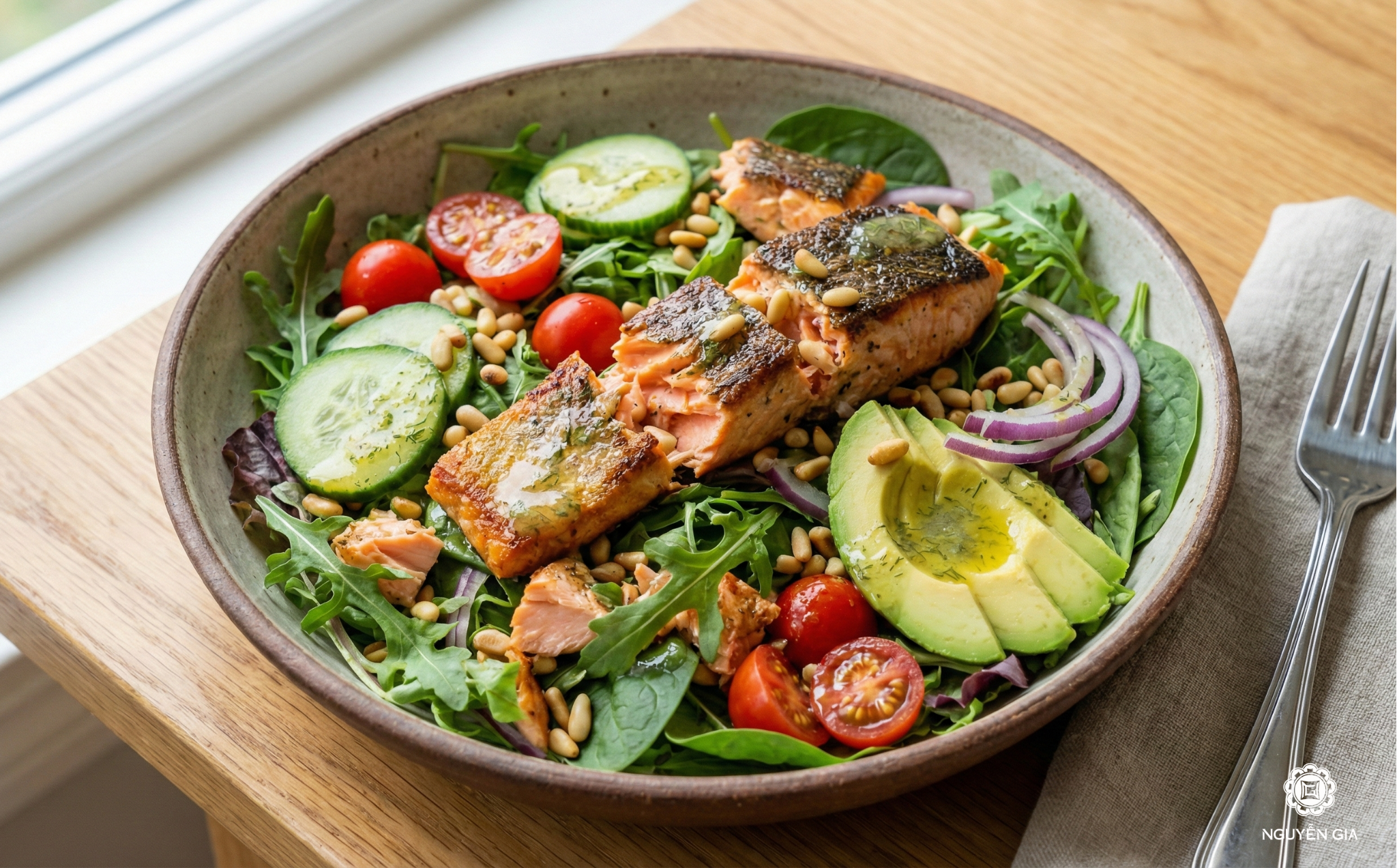 Món salad này có vị béo ngậy của cá hồi, kết hợp với độ giòn tươi mát của rau củ