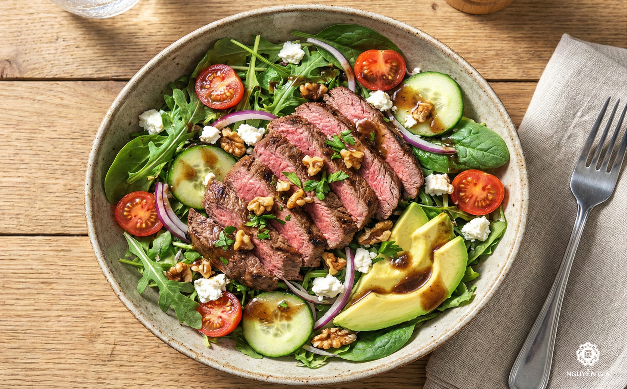 Salad trộn với thịt bò rất đầy đủ chất đạm và giàu vitamin, khoáng chất