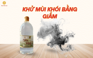 Với tính axit nhẹ, giấm trắng giúp làm giảm các phân tử mùi khói, mang lại không khí trong lành