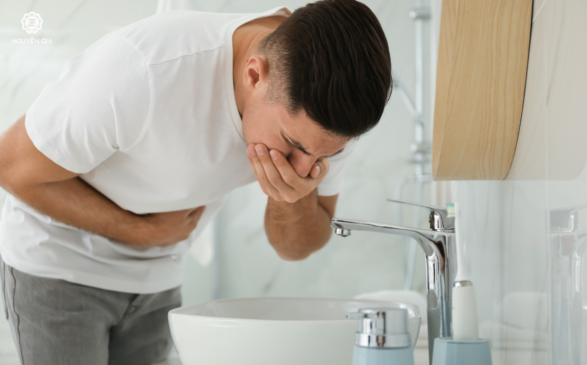 Nếu phòng có quá nhiều khí clo thì con người dễ cảm thấy chóng mặt, buồn nôn