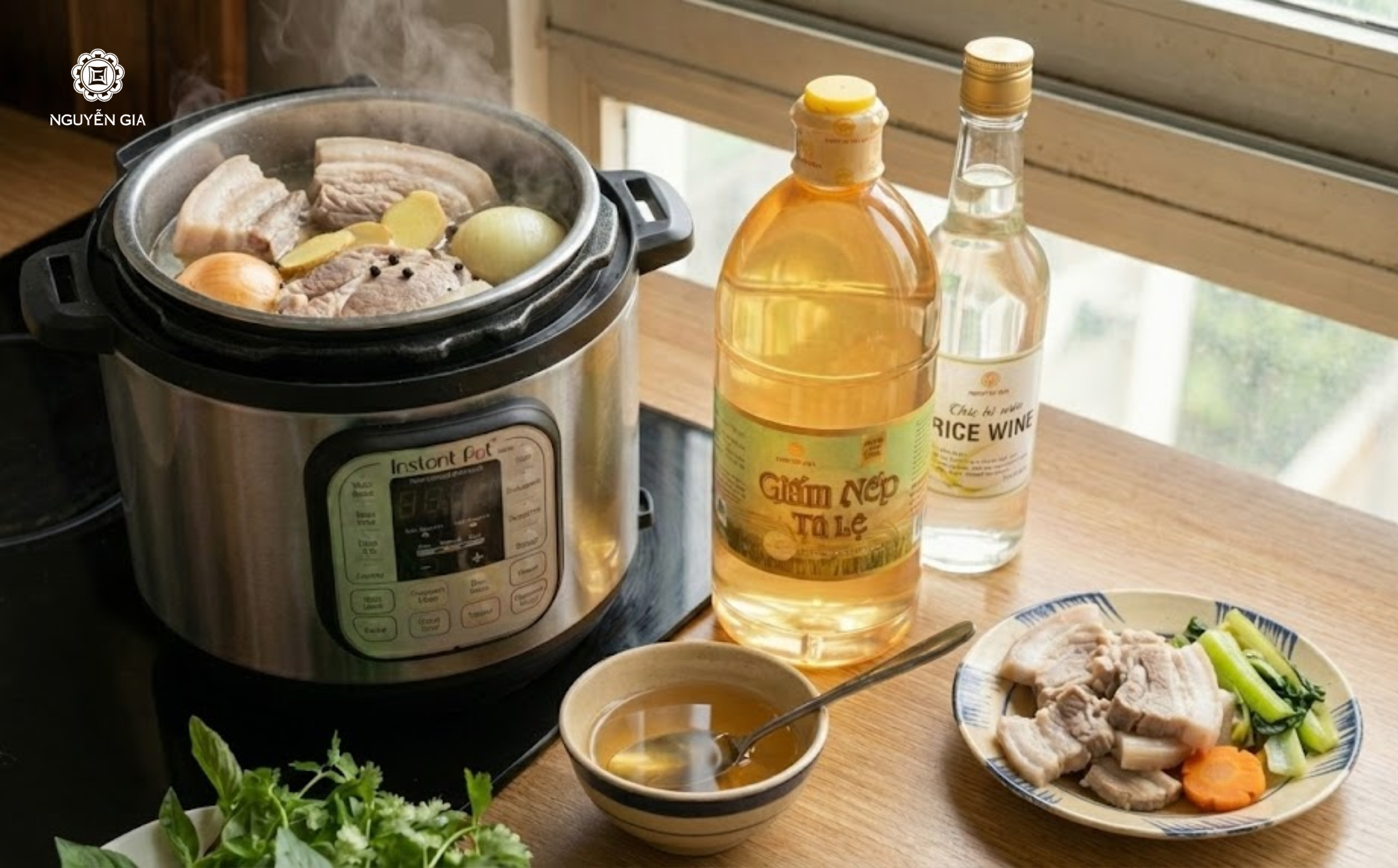 Để món luộc không đơn điệu, bạn có thể thêm một chút rượu trắng hoặc giấm gạo