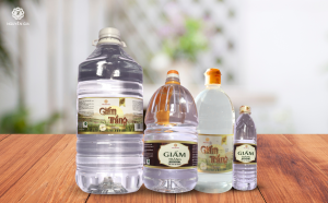 Trộn 50% giấm trắng chưng cất và 50% nước ấm vào bình xịt sạch