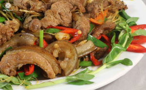 Thịt mèo xào sả ớt là món ăn đặc sản trong bữa nhậu của một số vùng miền tại Việt Nam