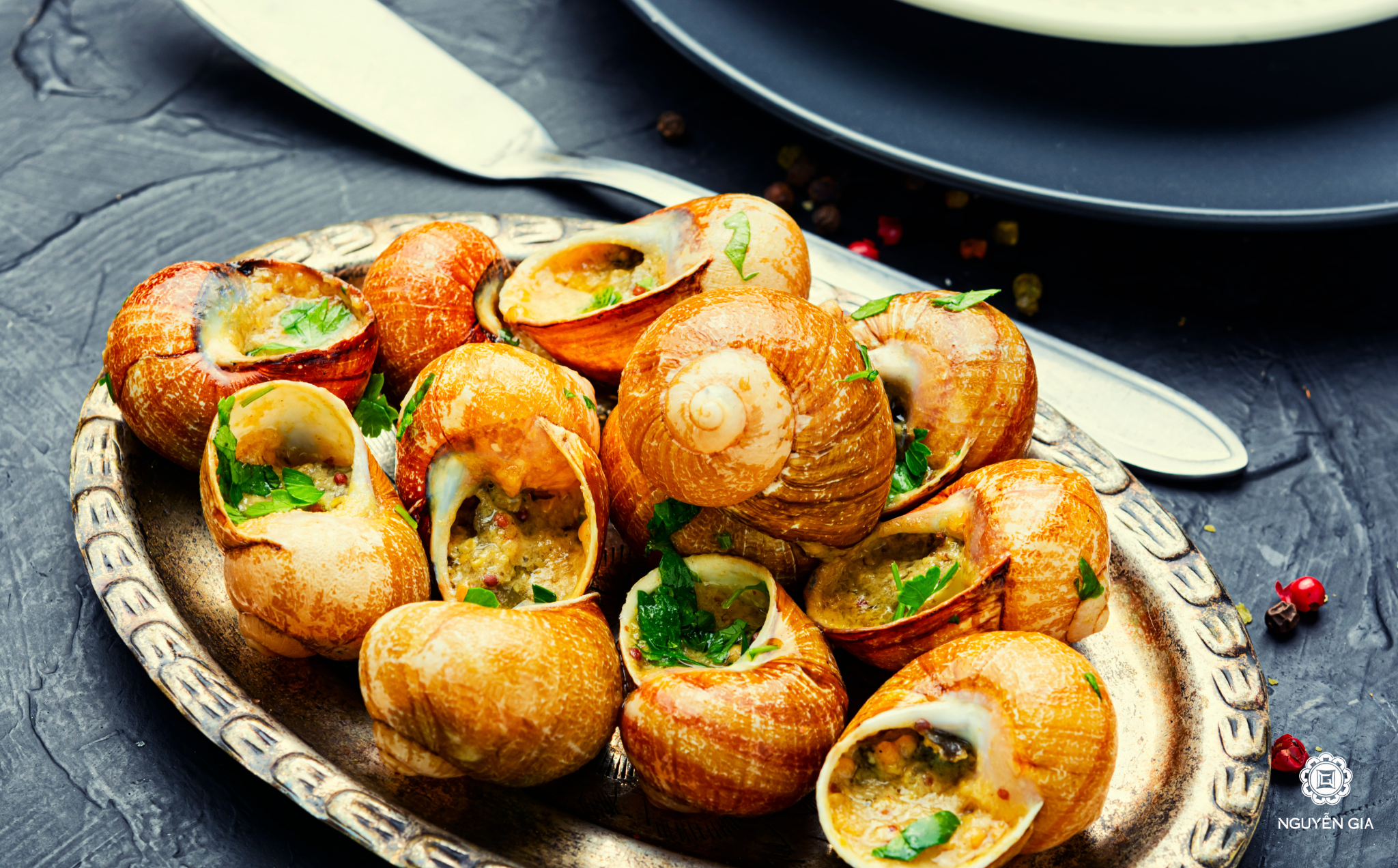 Bạn nên trình bày ốc trên mẹt tre lót lá chuối, ăn kèm với rau răm