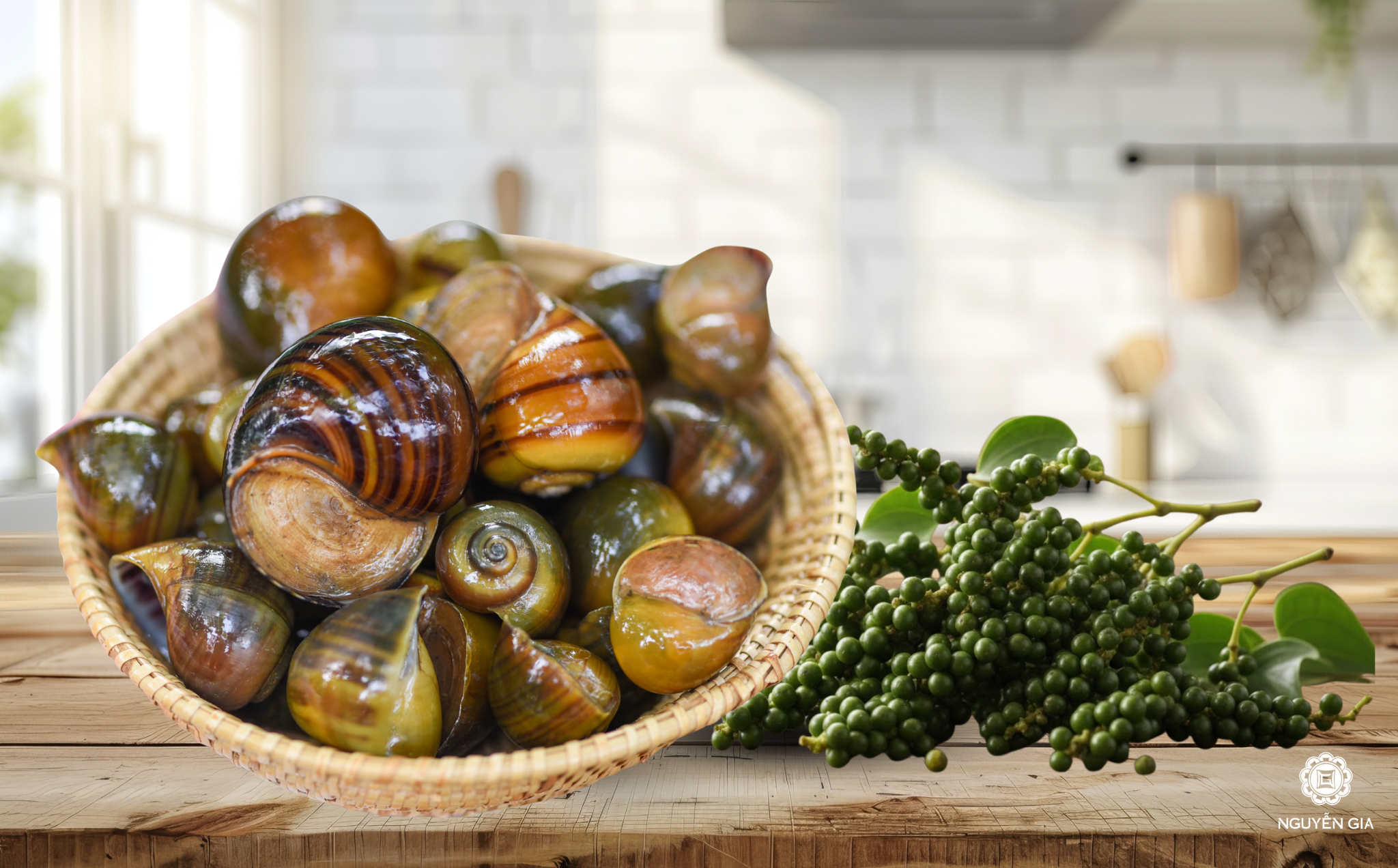 Ốc bươu nướng tiêu xanh là sự giao thoa hoàn hảo giữa vị ngọt thanh của thịt ốc giòn sần sật và nét cay nồng đặc trưng từ những chùm tiêu xanh tươi