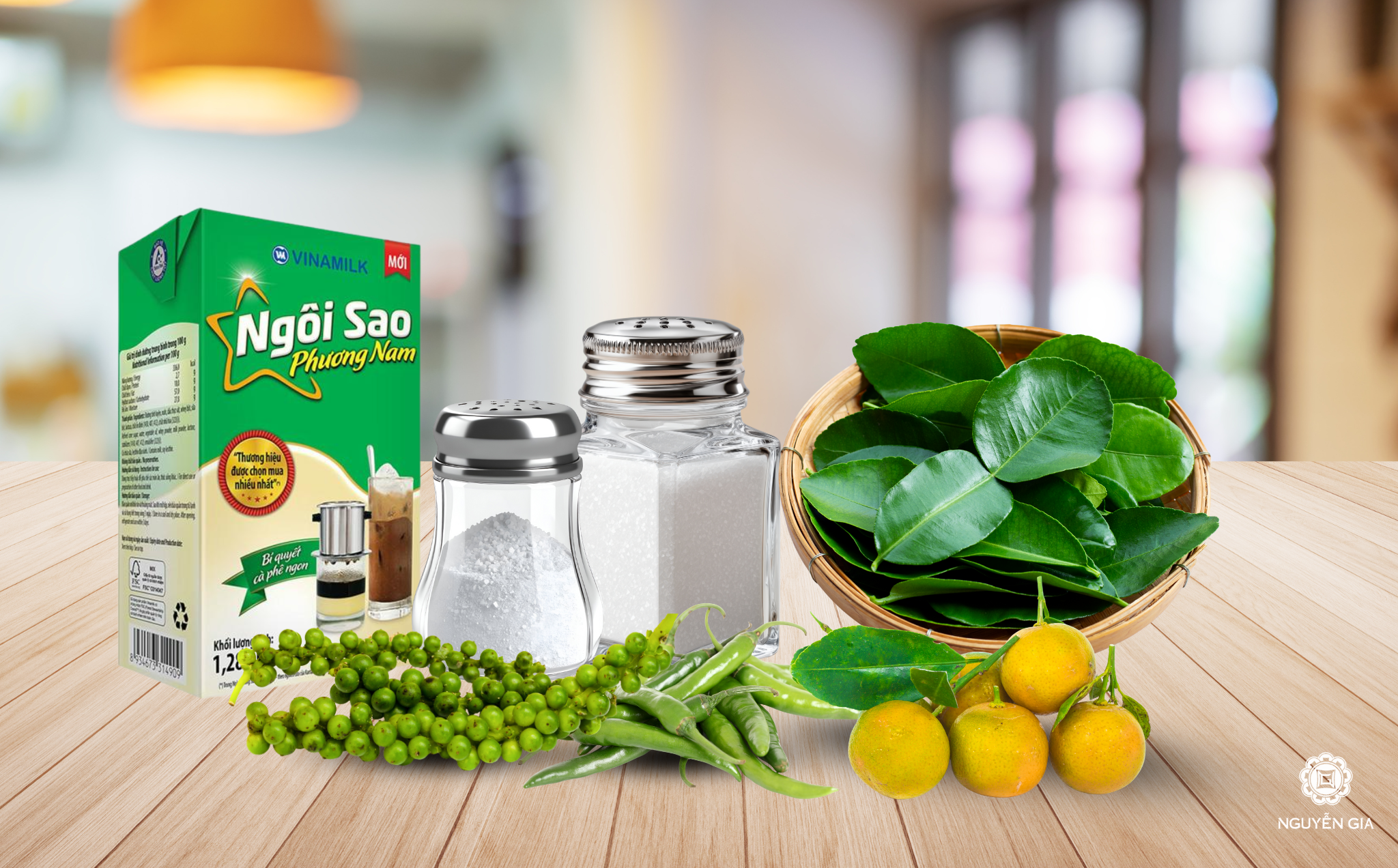Sự kết hợp giữa vị cay nồng đặc trưng của những hạt tiêu non hòa quyện cùng độ béo ngậy của sữa và vị chua thanh của tắc tạo nên một hỗn hợp kích thích vị giác