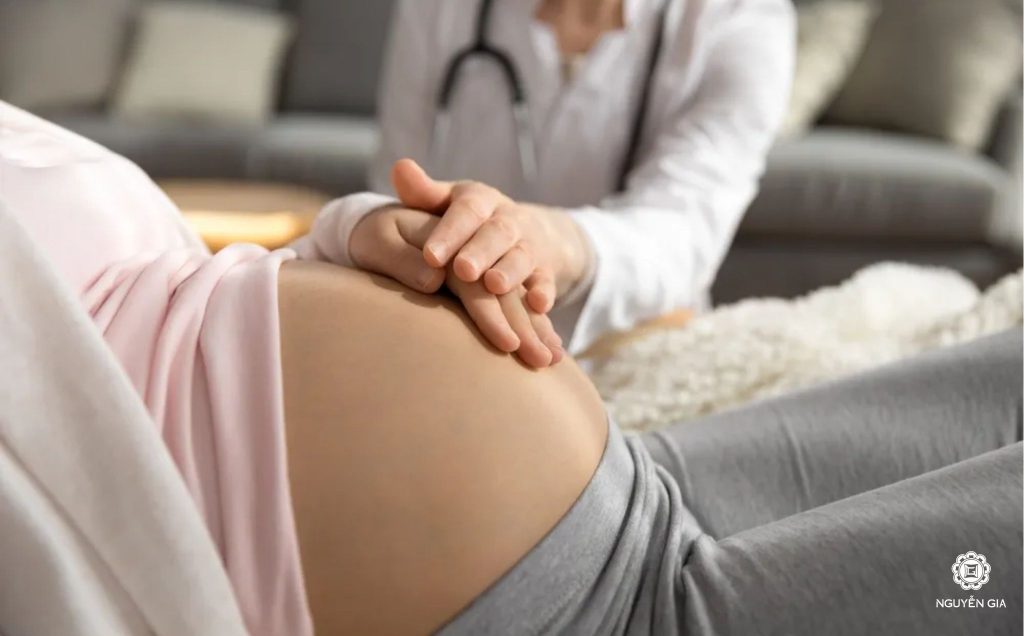 Mục tiêu của việc điều trị là quản lý xuất huyết, duy trì thai kỳ càng lâu càng tốt và đảm bảo cuộc sinh nở an toàn